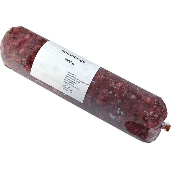 Eine vakuumverpackte Wurstrolle mit weißem Etikett und der Aufschrift „Rinderlunge 1000 g“. Verpackt in einem nicht essbaren Kunstdarm. Das Einzelfuttermittel für Hunde besteht aus fein gewürfelter, roher Rinderlunge
