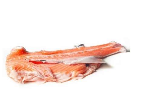Ein aufgeschnittener Lachsleib auf weißem Hintergrund. Der Lachs zeigt eine typische lachsrosa Farbe mit sichtbaren Muskelfasern und dunkleren Hautpartien. Die Form ist länglich und flach, mit teils sichtbaren Gräten.