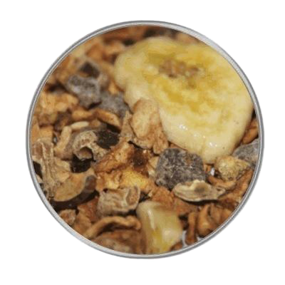 Eine Früchte-Gemüsemischung mit getrockneten Bananenscheiben, dunklen Fruchtstückchen und hellbraunen Flocken in grober, unregelmäßiger Struktur.