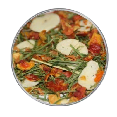  Abwehrkräfte-Eine bunte Gemüsemischung mit runden, hellen Scheiben, roten und orangefarbenen Würfeln sowie langen grünen Streifen, abgefüllt in einer runden Glasschale.Power