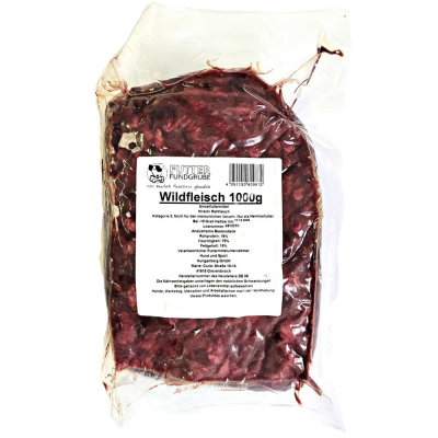 Ein flacher Kunststoffbeutel mit weißem Etikett und der Aufschrift „Wildfleisch“. Die Füllung ist grob gewolft und zeigt eine rotbraune, faserige Fleischstruktur.