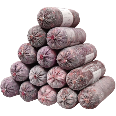 Eine Frostfleischrollen-Pyramide aus 15 runden Rollen in graulila Kunstdarm. Die Füllung ist rötlich und von weißen Eiskristallen überzogen. Verpackt in nicht essbarem Darm.