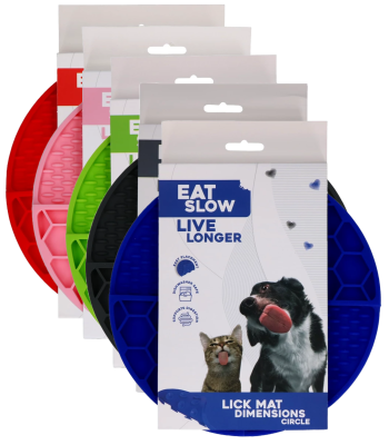 Mehrere runde Schleckmatten in Blau, Schwarz, Grün, Rosa und Rot mit Wabenmuster. Auf der blauen Matte ist eine Verpackung mit der Aufschrift „Eat Slow Live Longer – Lick Mat Dimensions Circle“ und Bildern von Hund und Katze zu sehen.