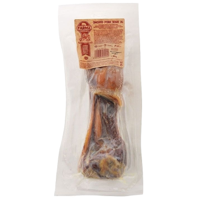 Geräucherter Schweineknochen in Vakuumverpackung, mit rauer, teils glänzender Oberfläche in dunklem bis rötlich-braunem Farbverlauf.