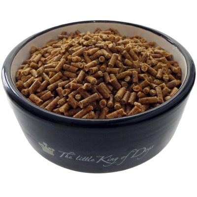 Viele kleine, grünlich-beige Pellets in zylindrischer Form mit glatter Oberfläche. Die Pellets liegen dicht aneinandergereiht und füllen den Bildausschnitt vollständig.