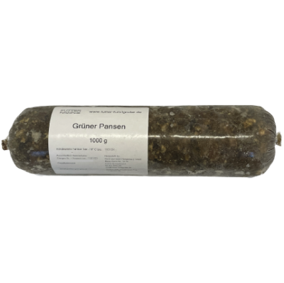 Eine Frostfleischrolle mit weißem Etikett und der Aufschrift „Grüner Pansen“. Verpackt in einem nicht essbaren Kunstdarm. Die Füllung ist grob gewolft, bräunlich-grün mit sichtbaren Faserstücken.