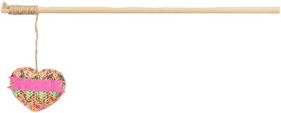 Ein Katzenspielzeug mit hellem Holzstab, daran befestigt eine geflochtene, herzförmige Spielkomponente in bunten Farben mit pinkem Filzband, aufgehängt an einer Naturkordel.