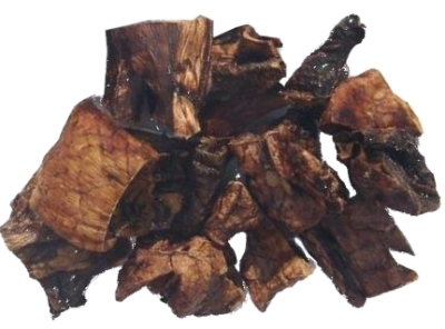 Mehrere unregelmäßig geformte Stücke getrockneter Rinderlunge in dunkelbraunen bis schwarzen Farbtönen mit poröser, teils blasiger Oberfläche.