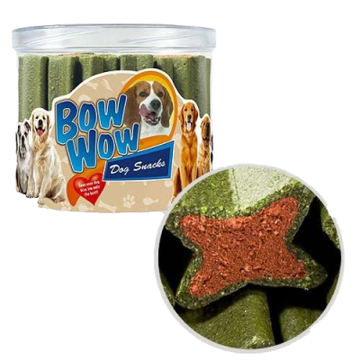 Ein transparenter Behälter mit „Bow Wow Dog Snacks“ zeigt grüne, sternförmige Hundesnacks mit roter Füllung. Auf dem Etikett sind verschiedene Hunderassen abgebildet.