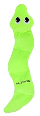 Ein längliches, gebogenes Hundespielzeug in leuchtendem Neongrün mit zwei großen schwarzen Augen. Auf dem unteren Teil steht der Schriftzug „K-Nite“. Die Oberfläche wirkt weich und plüschig.