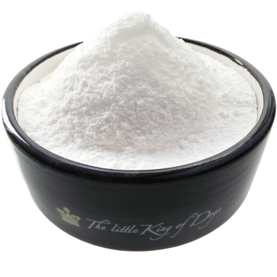 Ein rundes Schälchen mit einem kegelförmigen Haufen feinen, reinweißen Pulvers. Die Oberfläche des Pulvers ist leicht uneben, die Schale glänzt dunkel.