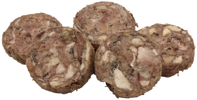 Fünf runde Fleischscheiben mit grober Struktur, sichtbar eingebettete Stücke von Fleisch und Fett, präsentiert auf weißem Untergrund.