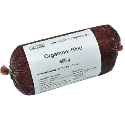 Eine Frostfleischrolle mit weißem Etikett und der Aufschrift „Organmix-Rind“. Verpackt in einem nicht essbaren Kunstdarm. Die Füllung ist fein gewolft und dunkelrot mit hellen Einsprengseln.