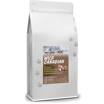 Ein weißer Beutel mit Pfotenabdrücken und Etikett „Wild Canadian Wild Süßkartoffel & Maulbeere“. Darauf ein Schneebild mit Wölfen und eine bunte Zutatenabbildung.