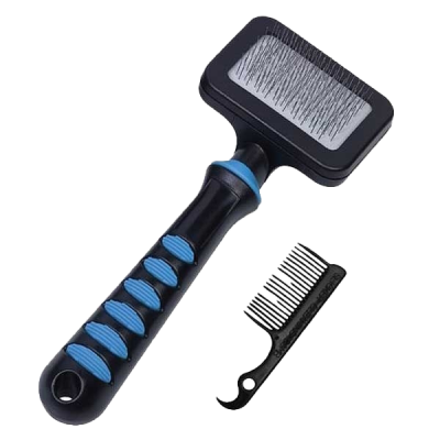 Zwei Hundepflegewerkzeuge: eine große Slicker-Bürste mit feinen Metallborsten und blauen Akzenten sowie ein schwarzer Kamm mit Hakenende auf hellem Hintergrund.