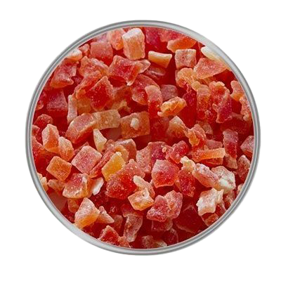 Ein Haufen kleiner, würfelförmiger Papayastücke in leuchtendem Rot-Orange mit leicht durchscheinender Oberfläche und kristalliner Zuckerbeschichtung.