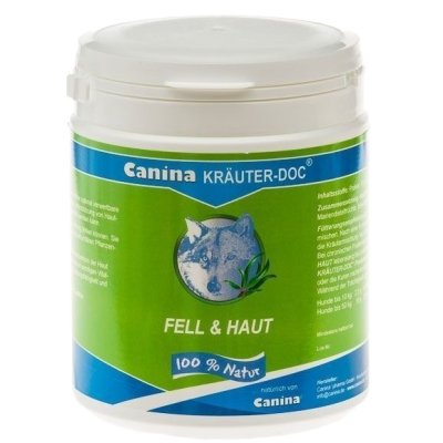 Weiße Dose mit grün-blauer Gestaltung. Aufschrift „Canina KRÄUTER-DOC FELL & HAUT – 100 % Natur“. Abbildung eines Wolfskopfs mit Blättern.