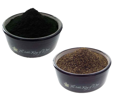 Zwei runde Schalen mit feinkörnigem Inhalt. Oben dunkles Grün bis Schwarz, unten bräunlich. Die Oberflächen wirken pulvrig und matt.