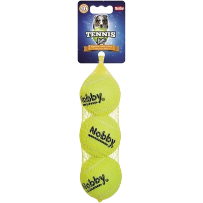 Drei gelbe Tennisbälle im Netzbeutel, jeder Ball mit Markenaufdruck, Verpackung mit Hundemotiv.