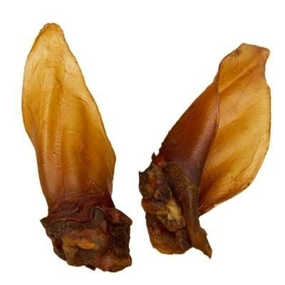 Zwei getrocknete Rinderohren mit Muschel in glänzendem Hellbraun. Die Ohren sind schmal, leicht gebogen und zeigen eine glatte, feste Oberfläche.