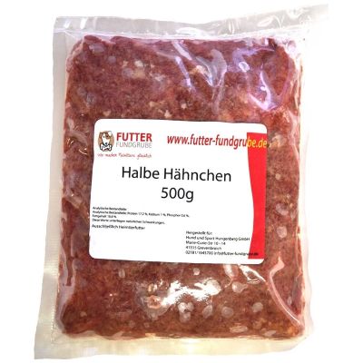 Eine Frostfleischrolle mit Etikett und der Aufschrift „Ganze Hähnchen“. Verpackt in einem nicht essbaren Kunstdarm. Die Füllung ist hellrosa, sehr fein gewolft und gleichmäßig strukturiert.