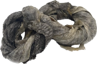 Zwei runde Snacks aus gedrehter Dorschhaut in Grautönen mit schuppiger Oberfläche. Die Donuts haben eine unregelmäßige Struktur und wirken leicht glänzend.