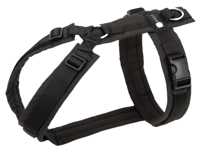 Schwarzes Hundegeschirr mit mehreren verstellbaren Riemen, Kunststoffschnallen und einem glänzenden Metallring. Die Oberfläche wirkt glatt und robust