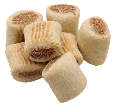 Mehrere beigefarbene Hundesnacks in zylindrischer Form mit sichtbarer Füllung und feiner Rillenprägung, gestapelt auf weißem Hintergrund.