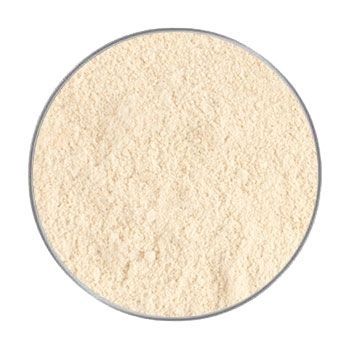 Weisskohlpulver luftgetrocknet 500 g Ein feines, cremefarbenes Pulver mit homogener Struktur, gleichmäßig verteilt in einem runden Behälter mit silbernem Rand.