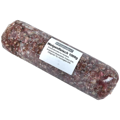 Eine Frostfleischrolle mit weißem Etikett und der Aufschrift „Welpenfleisch“. Verpackt in einem nicht essbaren Kunstdarm. Die Füllung ist gewolft und zeigt eine hellrot-bräunliche Farbe.