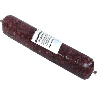 Mischfleisch Supreme 1000 g Eine Frostfleischrolle mit weißem Etikett und der Aufschrift „Mischfleisch Supreme“. Verpackt in einem nicht essbaren Kunstdarm. Die Füllung ist fein gewolft und sehr dunkelrot.