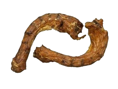 Zwei gebogene, braune Hühnerhälse mit knorpeliger Struktur und sichtbaren Wirbelansätzen. Die Oberfläche ist hart, leicht glänzend und unregelmäßig geformt.