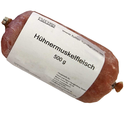 Eine Frostfleischrolle mit weißem Etikett und der Aufschrift „Hühnermuskelfleisch“. Verpackt in einem nicht essbaren Kunstdarm. Die Füllung ist hellrot, fein gewolft und homogen.