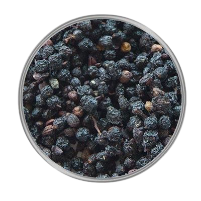 Getrocknete, dunkelviolette Beeren in Nahaufnahme, kreisförmig angeordnet auf weißem Untergrund. Die Oberfläche wirkt runzlig und leicht glänzend.