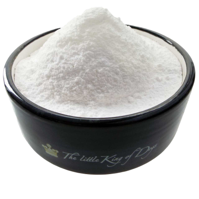 Ein schwarzer Napf mit weißem Innenrand, gefüllt mit feinem, reinweißem Pulver, kegelförmig aufgeschüttet. Die Schale hat eine glänzende Oberfläche und runde Form.