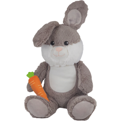 Ein sitzender Plüschhase in Braun und Weiß mit weichem Fell, langen Ohren und gesticktem Gesicht. In der Pfote hält er eine orange Karotte mit grünem Blatt.