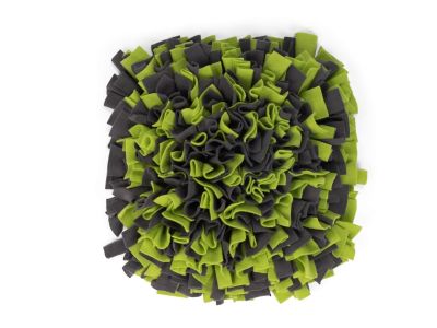 Quadratischer Schnüffelteppich aus orangefarbenem und dunkelgrauem Fleece mit dicht angeordneten Stoffstreifen