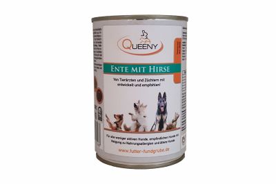 Eine silberfarbene Futterdose mit weißem Etikett. Aufschrift „ENTE MIT HIRSE“ in Türkis. Unten sind fünf verschiedene Hunderassen abgebildet, darüber ein Text in Schwarz.