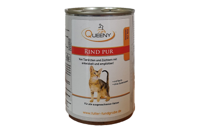Eine silberne Konservendose mit weiß-orangefarbenem Etikett der Marke Queeny. Aufschrift „Rind pur“, mit Katzenmotiv und roten sowie orangefarbenen Designelementen.
