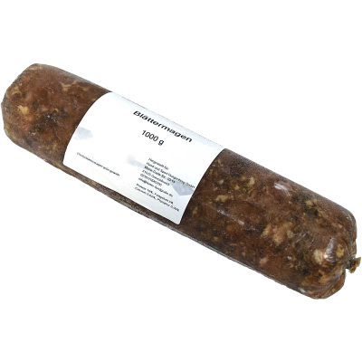 Eine Frostfleischrolle mit weißem Etikett und der Aufschrift „Blättermagen“. Verpackt in einem nicht essbaren Kunstdarm. Die Füllung ist bräunlich, fein bis grob gewolft und unregelmäßig durchzogen.