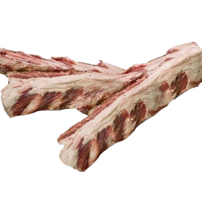 Ein Rinderbrustknochen mit quer verlaufenden Muskel- und Sehnenstrukturen. Sichtbar ist rotweißes Fleisch mit rötlich durchzogenem Knochen und teils fettigen Partien.