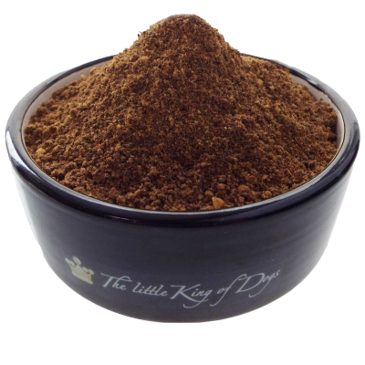 Ein schwarzer Keramiknapf, befüllt mit einem kegelförmig aufgeschütteten, mittelbraunen Pulver mit grober, leicht krümeliger Struktur und mattem Erscheinungsbild.