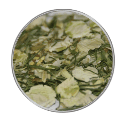 Ein Mix aus grünlich-weißen, getrockneten Gemüseflocken mit blättriger und flockiger Struktur in unterschiedlichen Formen und Größen.