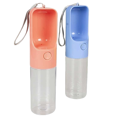 Zwei tragbare Trinkflaschen mit integriertem Wasserspender-Aufsatz und Handschlaufe, eine in Apricot und eine in Blau, jeweils mit transparentem Unterteil und rundem Bedienknopf an der Vorderseite.