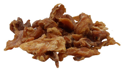 Ein Haufen braun-orangefarbener Filetstücke aus getrockneter Hühnerbrust mit unregelmäßiger Form, faseriger Struktur und matter Oberfläche, locker auf einem hellen Untergrund liegend.