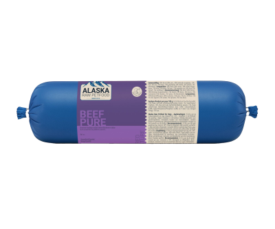 Eine blaue Frostfleischrolle mit dunkelviolettem Etikett ‚Beef Pure‘, verpackt in nicht essbarem Kunstdarm; rechts befindet sich ein beiges Informationsetikett mit Text.