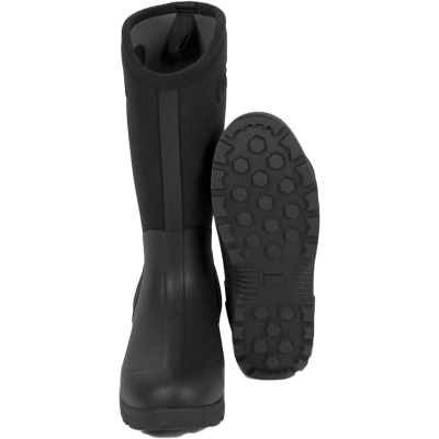 Schwarze Gummistiefel, einer stehend, der andere mit sichtbarer Profilsohle nach vorn gerichtet, geeignet für nasse Bedingungen.