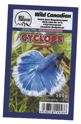 Cyclops Flachtafel Verpackung Fischfutter ‚Cyclops‘ der Marke Wild Canadian mit Bild eines blauen Fisches, Angaben zu Inhalt, Lagerung und Hersteller.