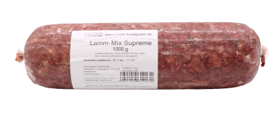 Eine Frostfleischrolle mit grob gewolftem, rot-rosa Inhalt, durchzogen von weißen Fettanteilen und Gefrierstellen. Oberfläche unregelmäßig und matt-glänzend. Verpackt in nicht essbarem Kunstdarm.