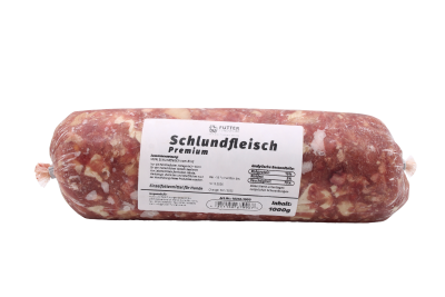 Eine Frostfleischrolle mit weißem Etikett und der Aufschrift „Schlundfleisch“. Verpackt in einem nicht essbaren Kunstdarm. Die Füllung ist grob gewolft mit hellen Fettstücken.